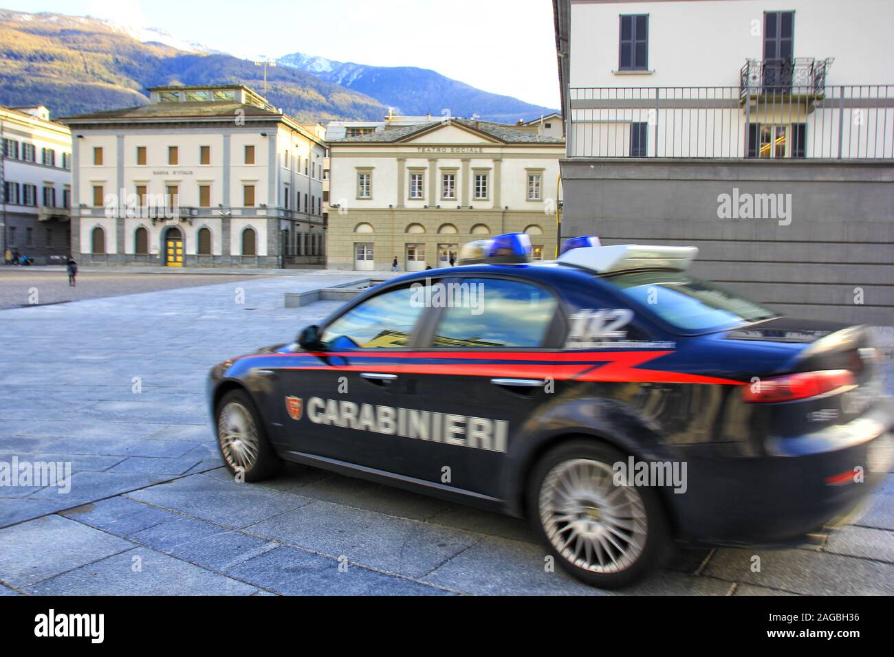 Sondrio, Italien - 9. April 2019: Sondrio, Polizei (Carabinieri) betritt den Platz Garibaldi Stockfoto