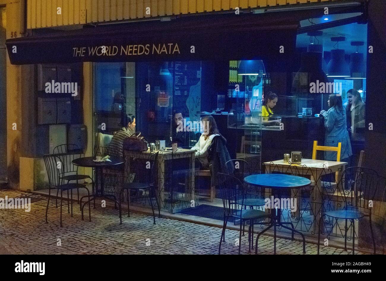 Nacht Szene aus einem Cafe im Zentrum von Coimbra Portugal Stockfoto
