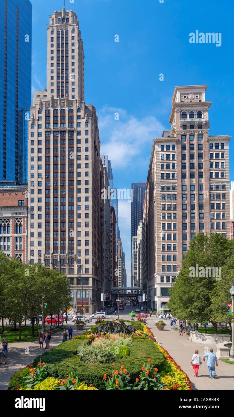 Art déco-Architektur in Chicago. Blick nach Osten Madison Street von Millennium Park, Chicago, Illinois, USA Stockfoto