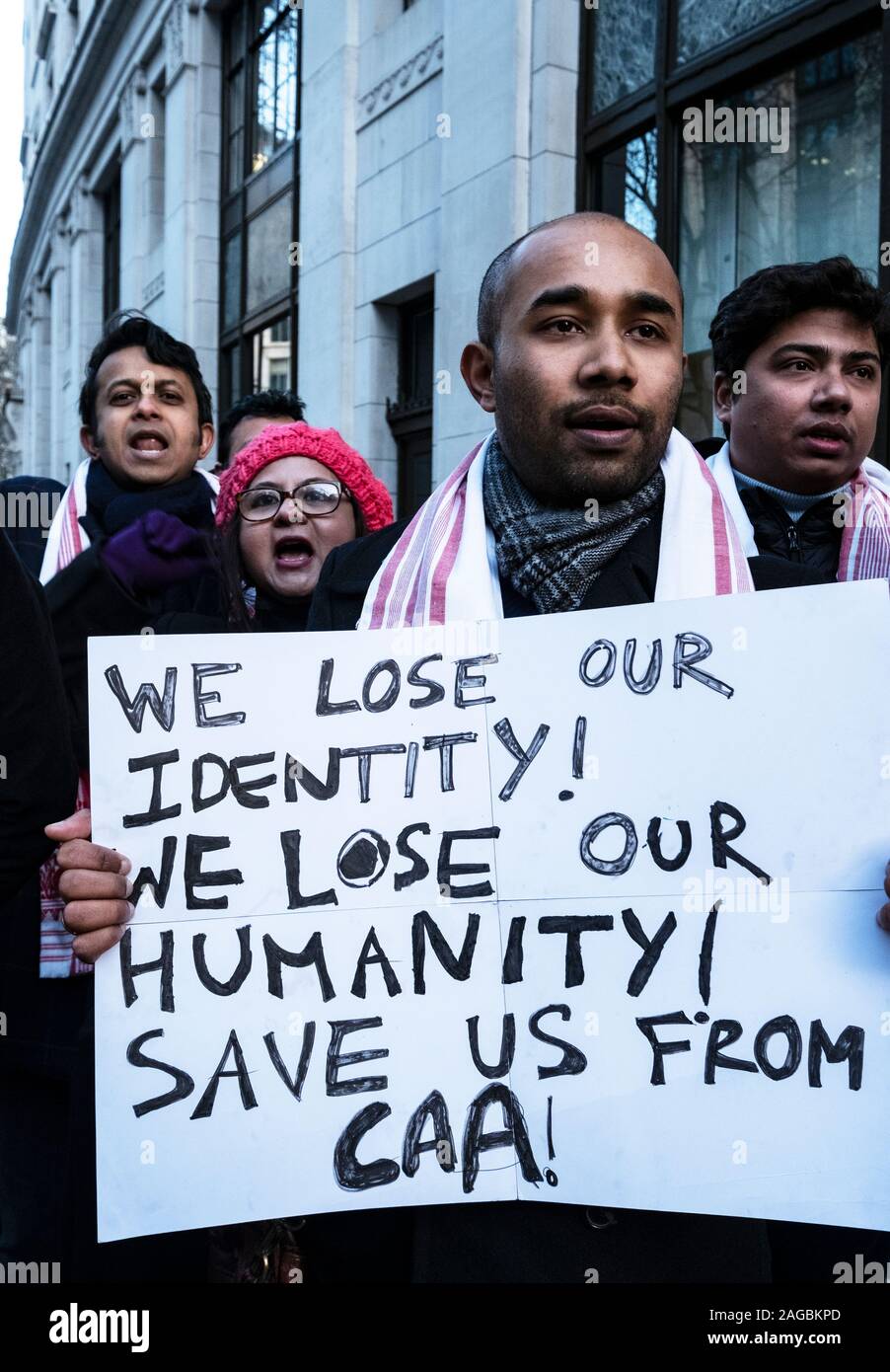 Zur Unterstützung der indischen Proteste gegen die Bürger ¾Nderung Bill (CAB) in Guwahati, Assam, Indien, der assamesisch Gemeinschaft in London außerhalb der Indischen hohe Kommission in London Dec 14 2019 protestiert. Stockfoto