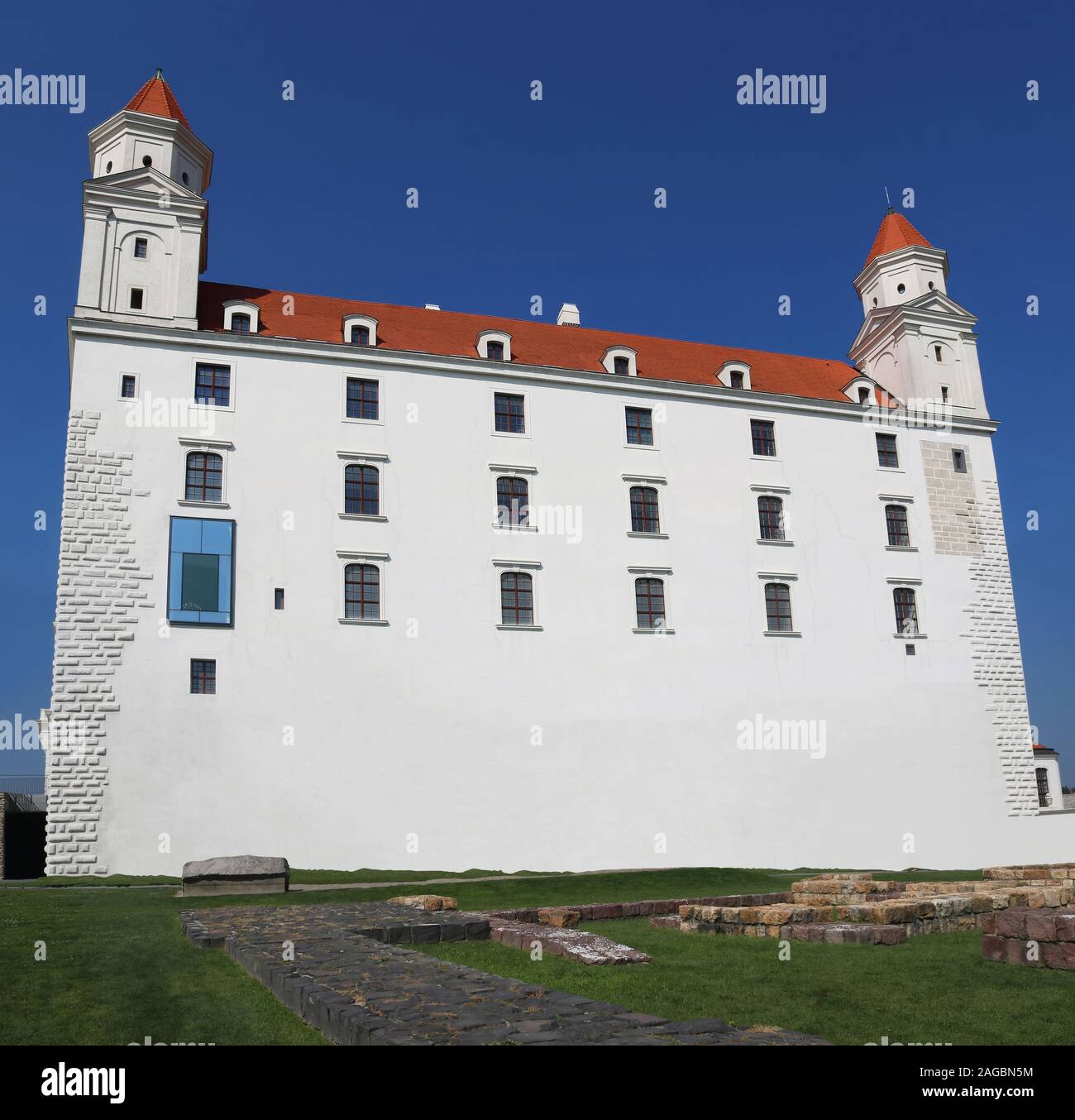 Blick auf die Burg von Bratislava im Sommer, Bratislava, Slowakei Stockfoto