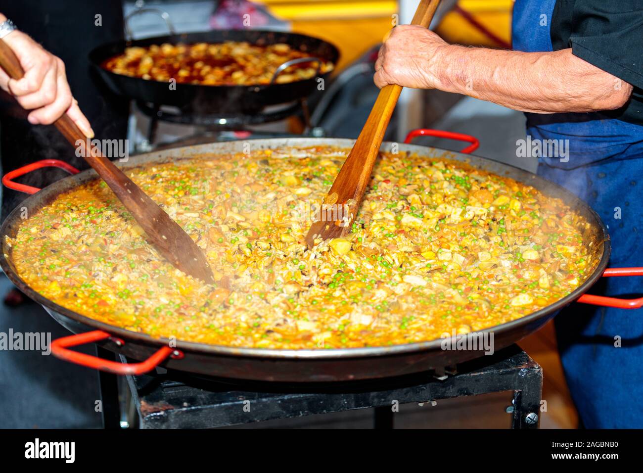 High-Angle-Aufnahme einer riesigen Portion Paella Kochen Prozess Stockfoto