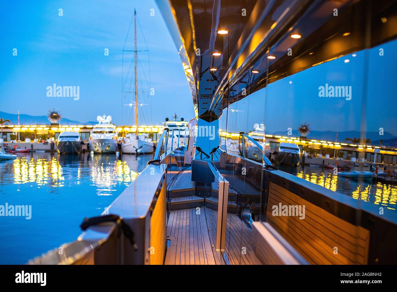 Schöne beleuchtete Monacor Port reflektiert in den Spiegelwänden von Eine Luxusyacht Stockfoto