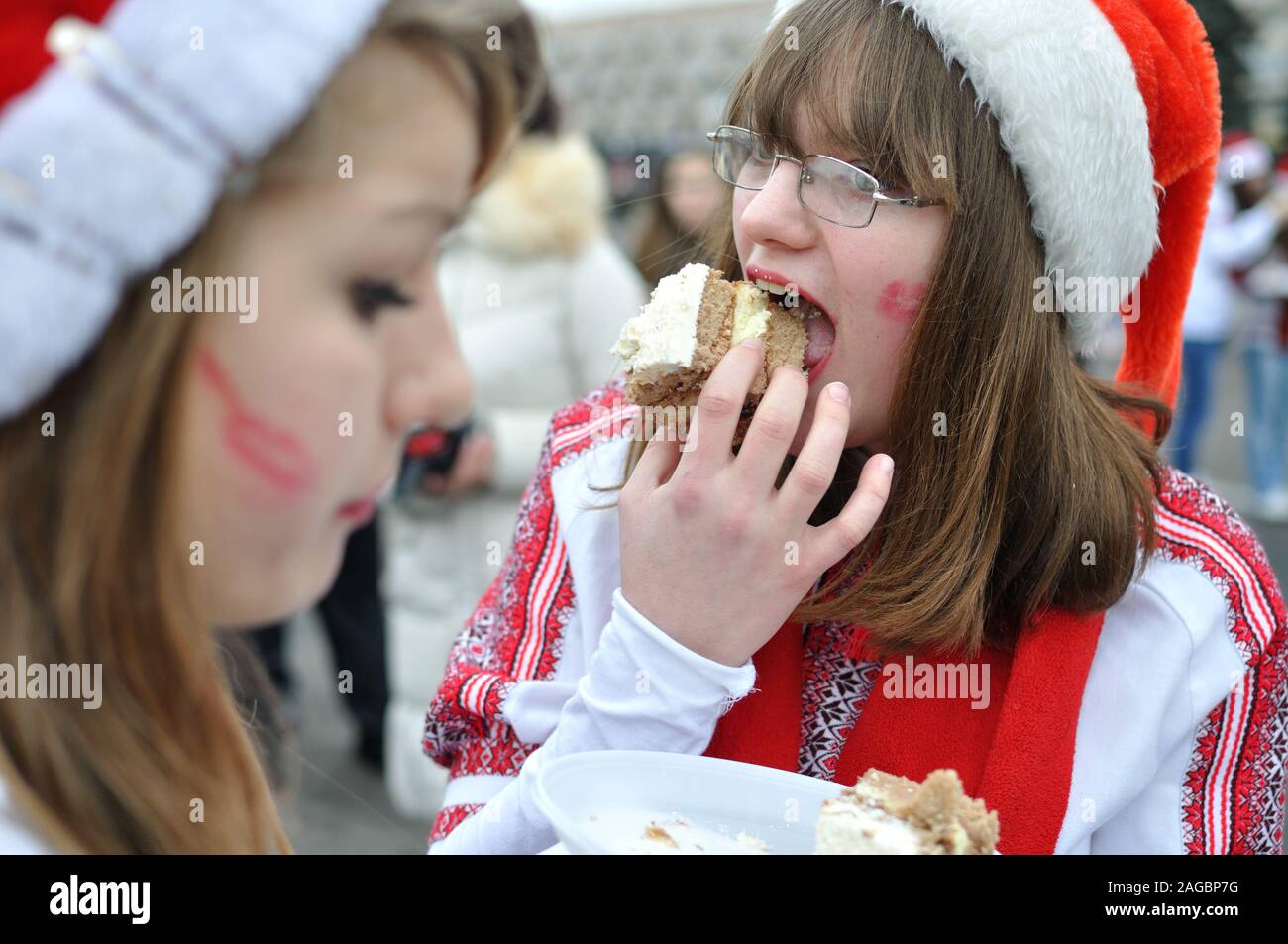 Cherkasy, Ukraine, Januar, 14, 2014: Gruppe Teenager verkleidet als Weihnachtsmann nahmen an der City Christmas Festival Stockfoto