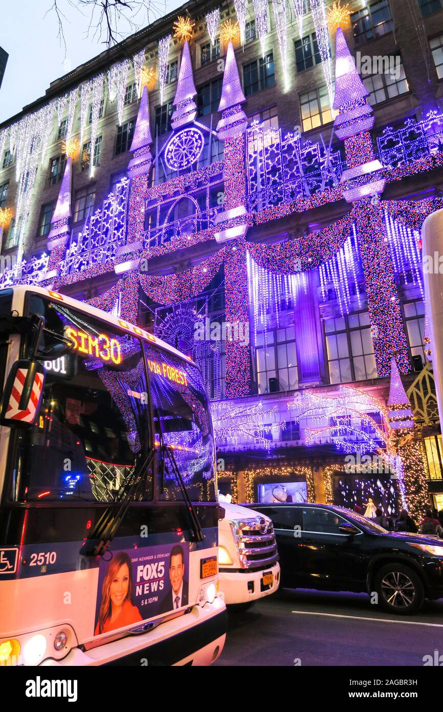 Saks Fifth Avenue's Holiday Licht und Ton Display, NEW YORK CITY, USA Stockfoto