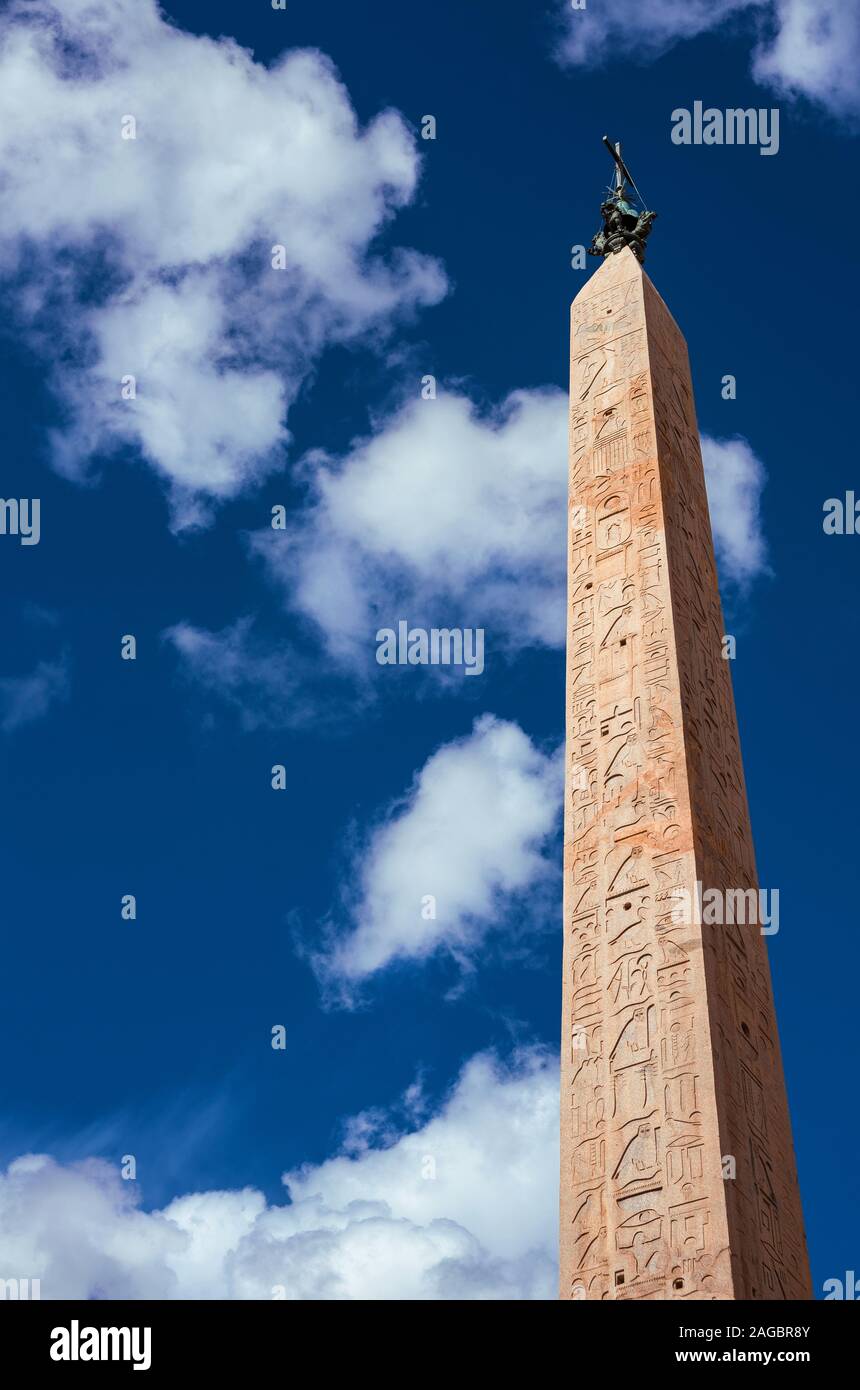 Alte Lateranbasilika Obelisk unter Wolken, erbaut während der Pharao Thutmosis III. Herrschaft (15. Jahrhundert v. Chr.) und nach Rom gebracht von Kaiser Constantius II. Es ist. Stockfoto