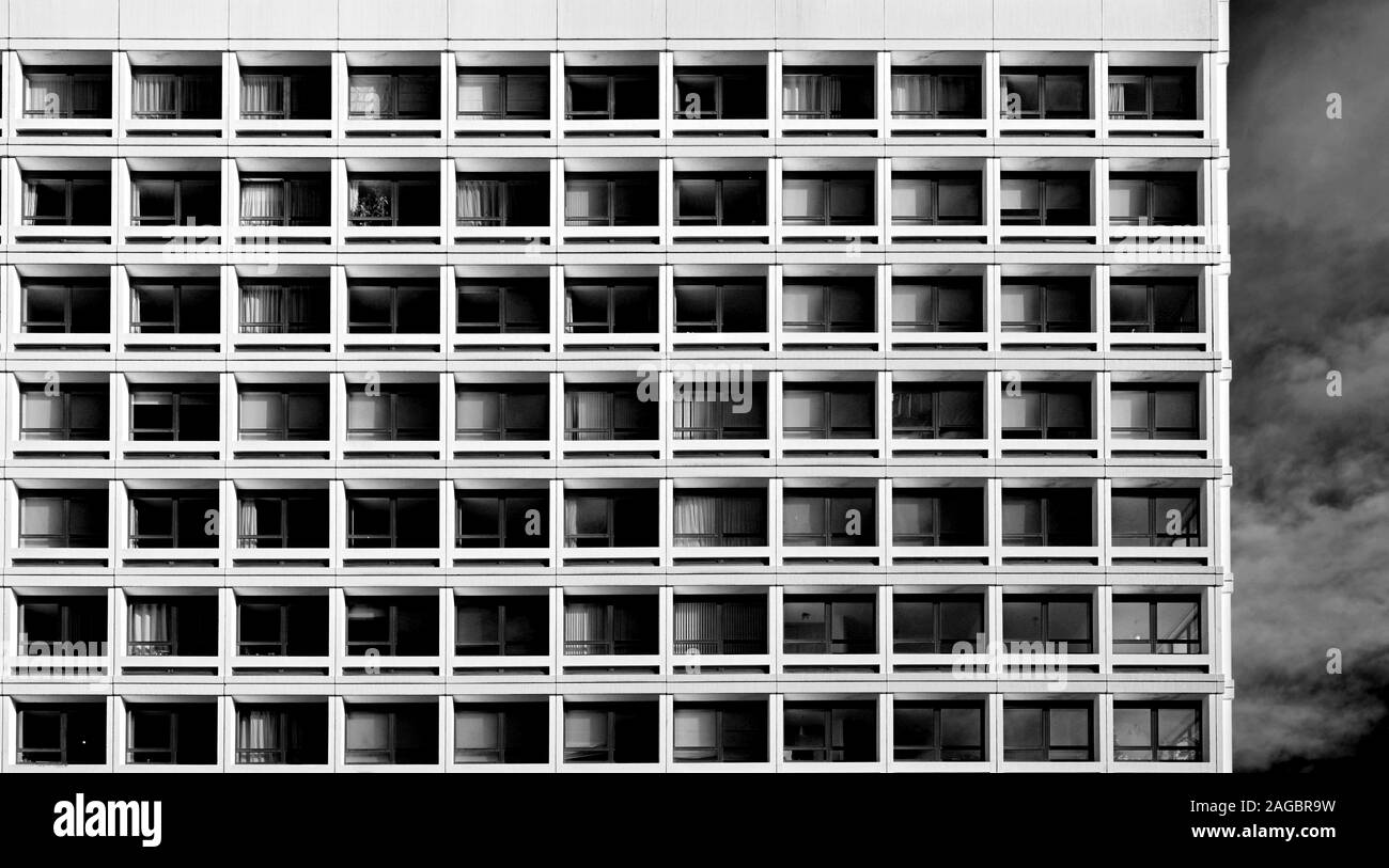 Apartment Block Windows in Schwarzweiß Stockfoto