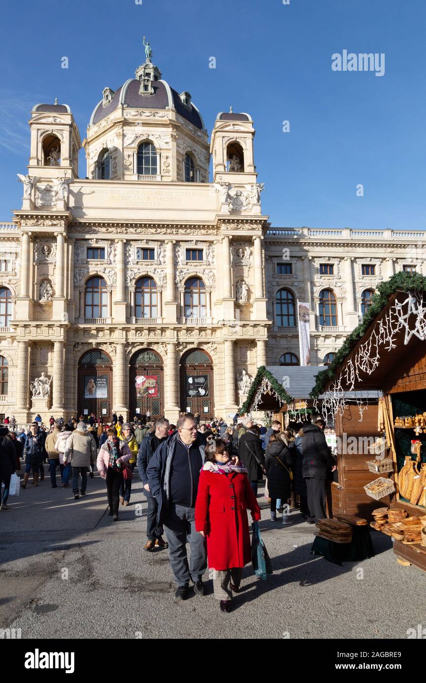 Wiener Weihnachtsmarkt; die Leute tagsüber einkaufen auf dem Markt von Maria Theresien Platz, außerhalb des Natural History Museum, Wien Österreich Europa Stockfoto