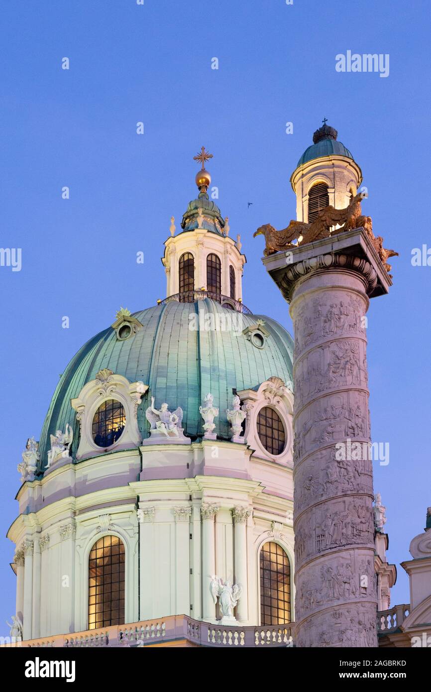 St.-Karl-Kirche Wien außen; (Karlskirche Wien), bei Dämmerung im Winter; Wien Österreich Europa Stockfoto
