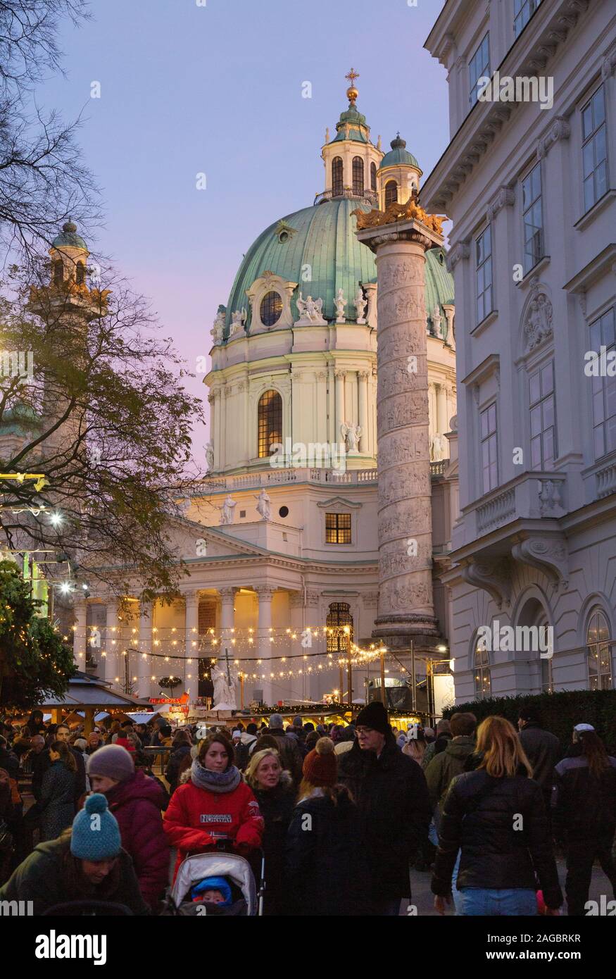 Karlskirche Wien (Karlskirche Wien), draußen, und Menschen am weihnachtsmarkt, bei Dämmerung im Winter; Wien Österreich Europa Stockfoto