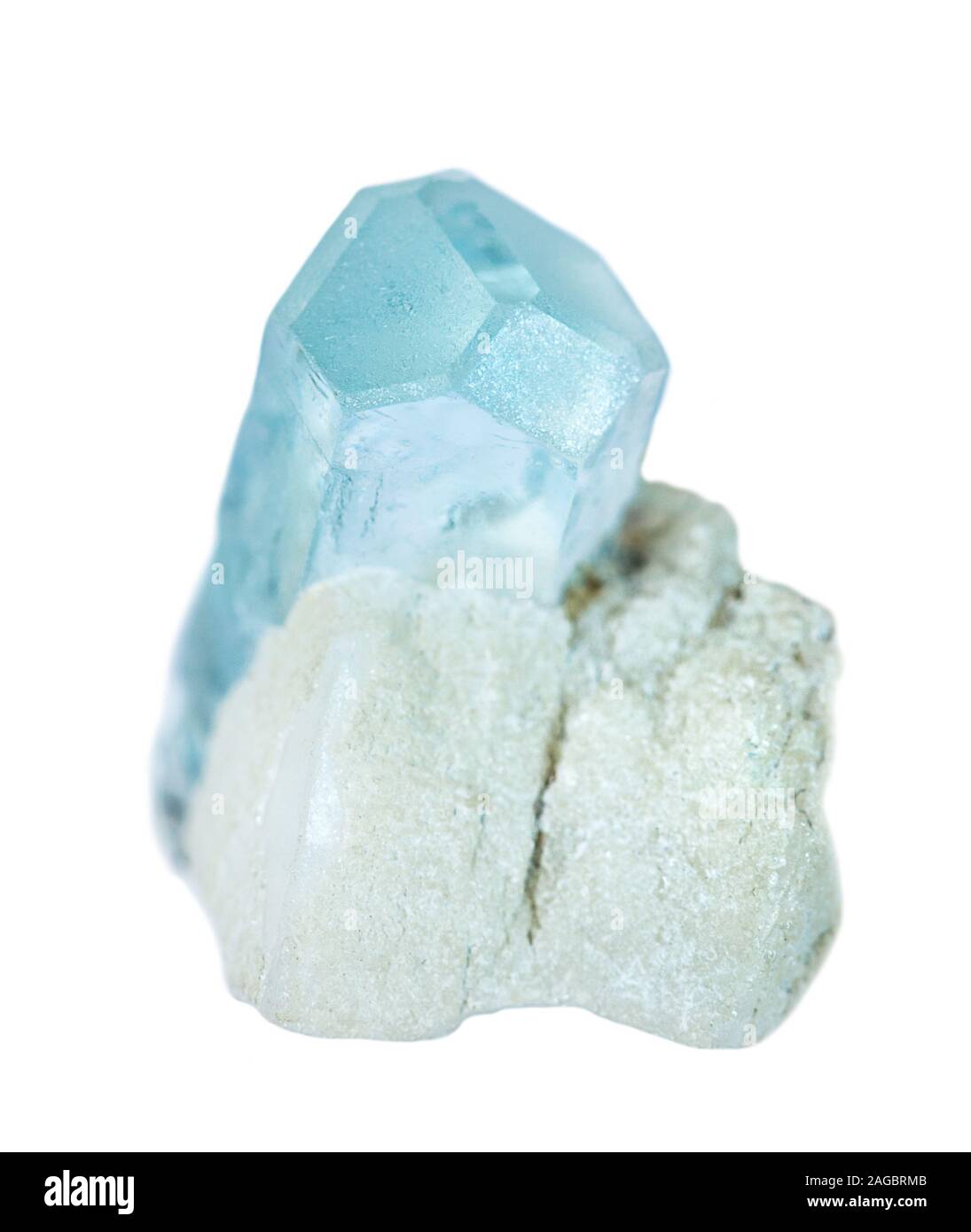 Blau Mineral Beryll, Aquamarin Edelstein bekannt, in einem weißen Albit Matrix auf weißem Hintergrund Stockfoto