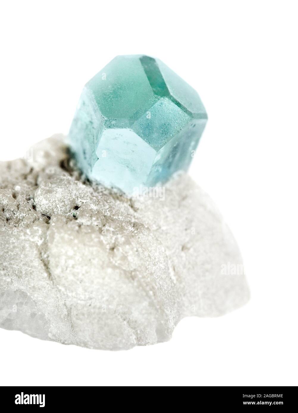 Blau Mineral Beryll, Aquamarin Edelstein aus Afghanistan bekannt, in einem weißen Albit Matrix auf weißem Hintergrund Stockfoto