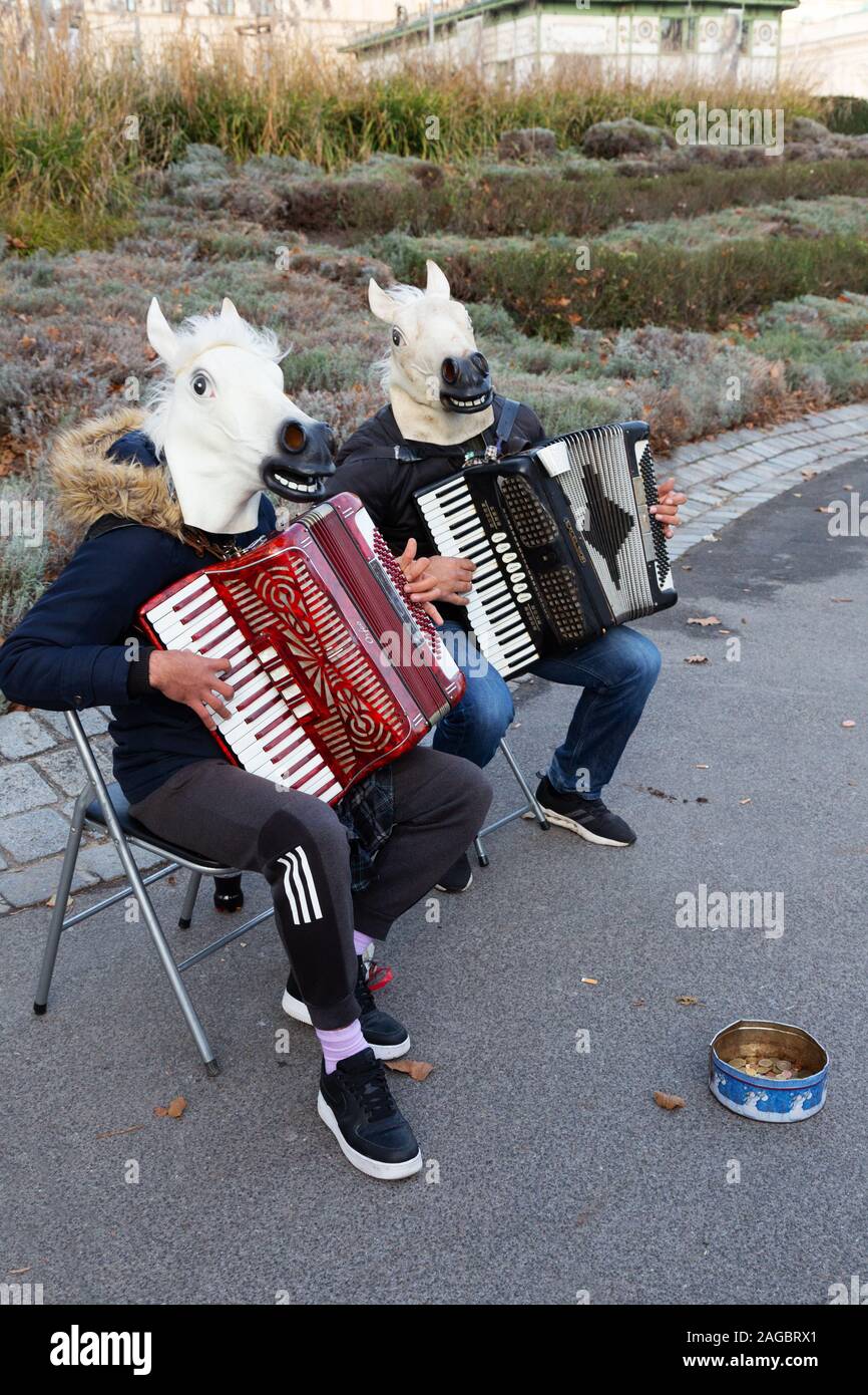 Wien Gaukler; Straßenmusiker in Lipizzaner Pferd Kostüm spielen Akkordeon Musik, Karlsplatz, Wien Österreich Europa Stockfoto