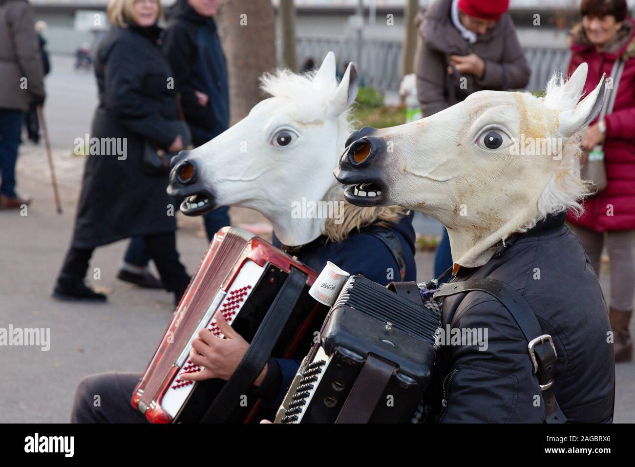 Wien Gaukler; Straßenmusiker in Lipizzaner Pferd Kostüm spielen Akkordeon Musik, Karlsplatz, Wien Österreich Europa Stockfoto