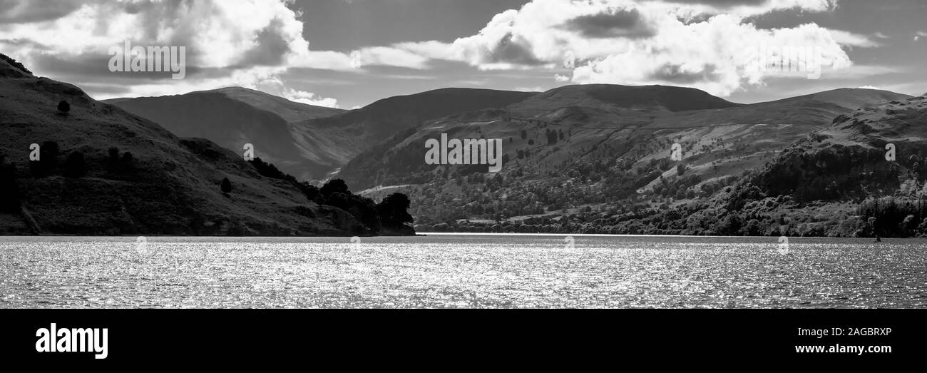 Schwarz-weiß schöner Berg in Ullswater, Lake District, Großbritannien Stockfoto