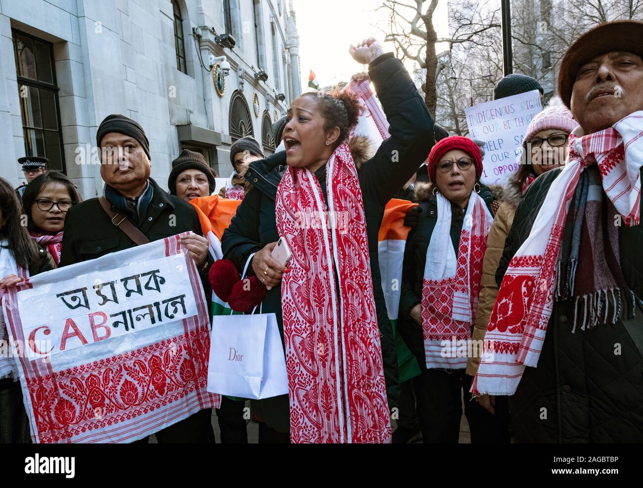 Zur Unterstützung der indischen Proteste gegen die Bürger ¾Nderung Bill (CAB) in Guwahati, Assam, Indien, der assamesisch Gemeinschaft in London außerhalb der Indischen hohe Kommission in London Dec 14 2019 protestiert. Stockfoto