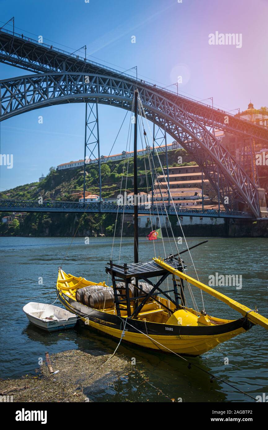 Taditional gelb Rabelos port barrel Boot günstig auf den Rio Douro mit Porto im Hintergrund Stockfoto