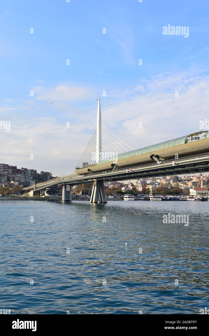 Istanbul, Türkei. Mit der U-Bahn Brücke über das Goldene Horn Stockfoto