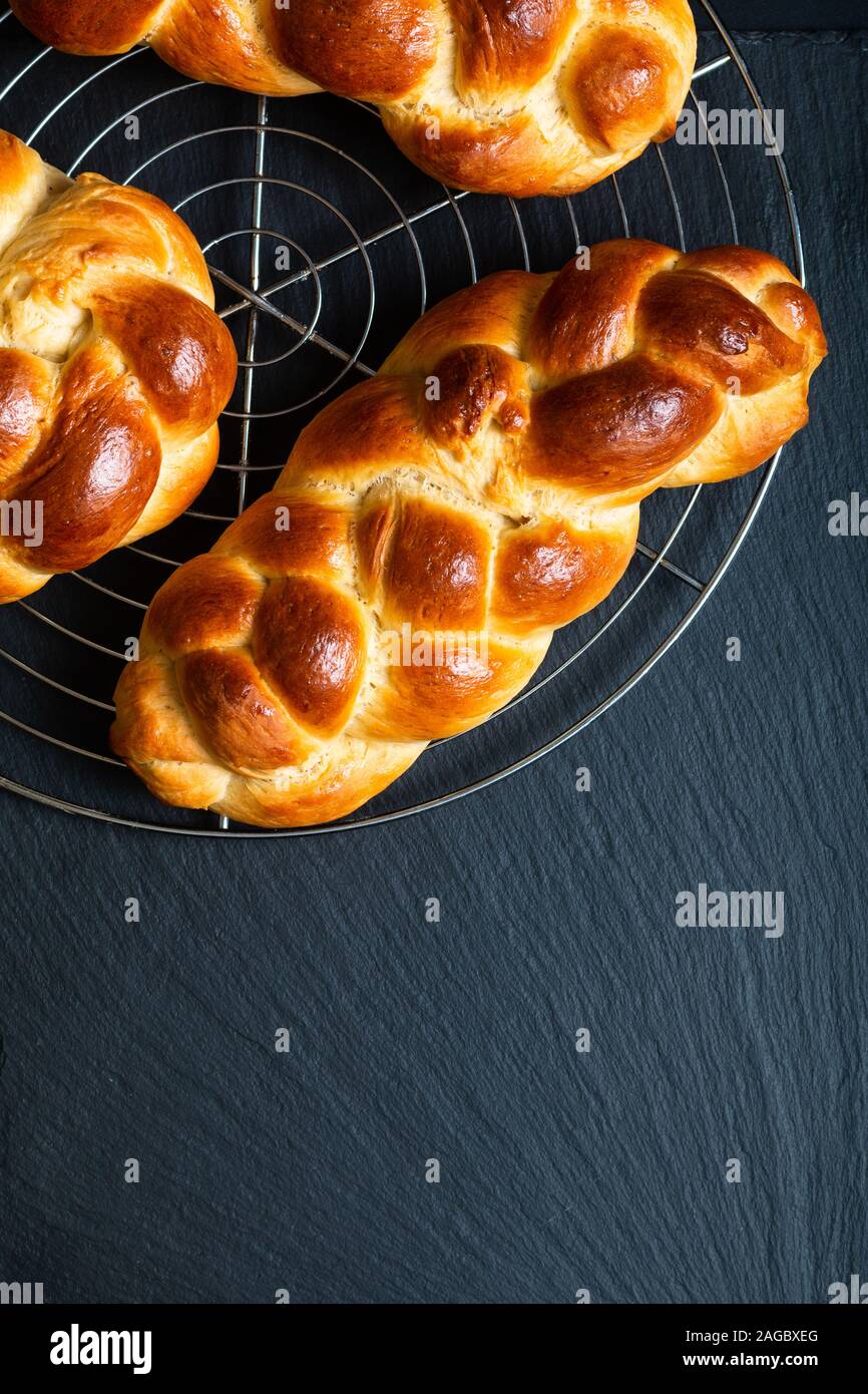 Hausgemachte Speisen Konzept frisch gebackenes Brot Geflecht challah oder brioche auf schwarzem Schiefer mit Kopie Raum Stockfoto