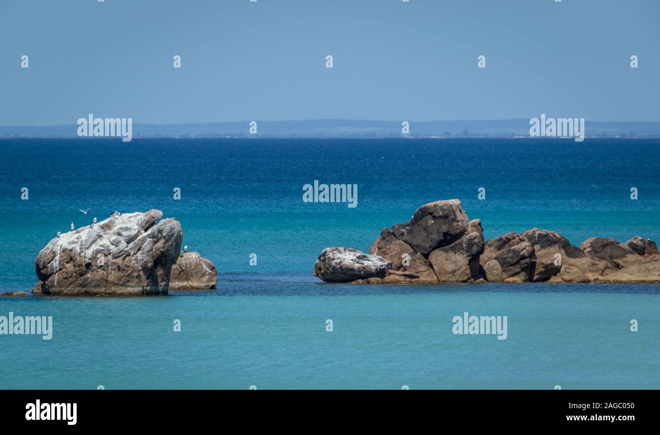 Wunderschöne Aussicht auf die großen Felsen im Muschel-Ozean, eingefangen in Green Bay, Westaustralien Stockfoto
