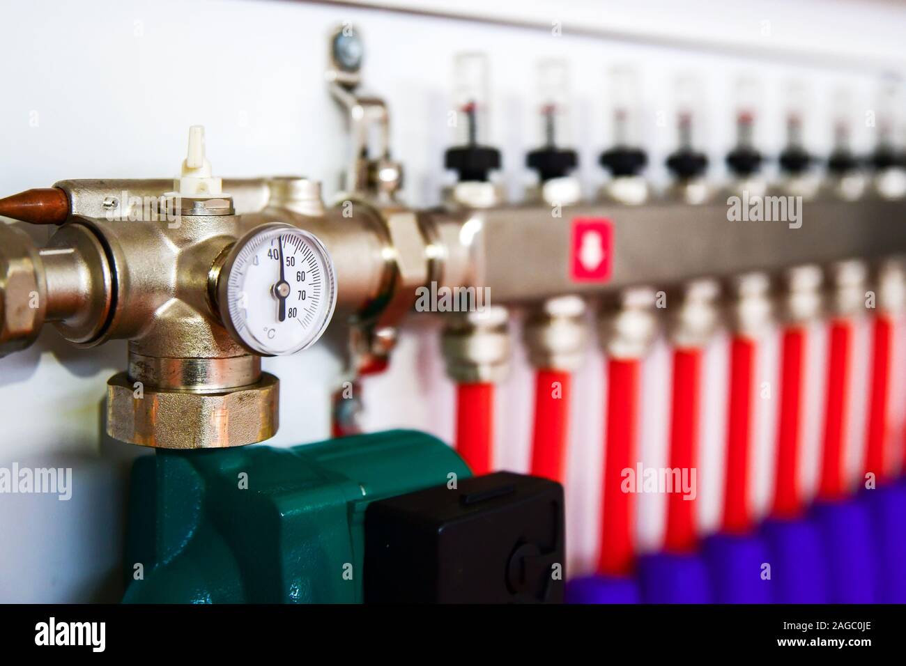 Manometer zeigt Druck für die Fußbodenheizung und die Zucht bei geringer Tiefenschärfe Stockfoto