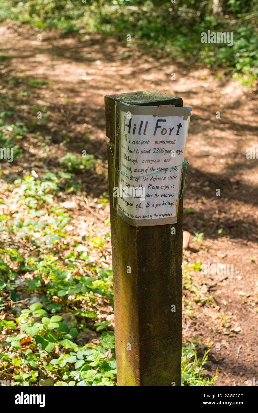 Ein handgeschriebenes Schild an einen Pfosten an Worlebury Hill Fort, Worlebury, Weston-super-Mare Stockfoto