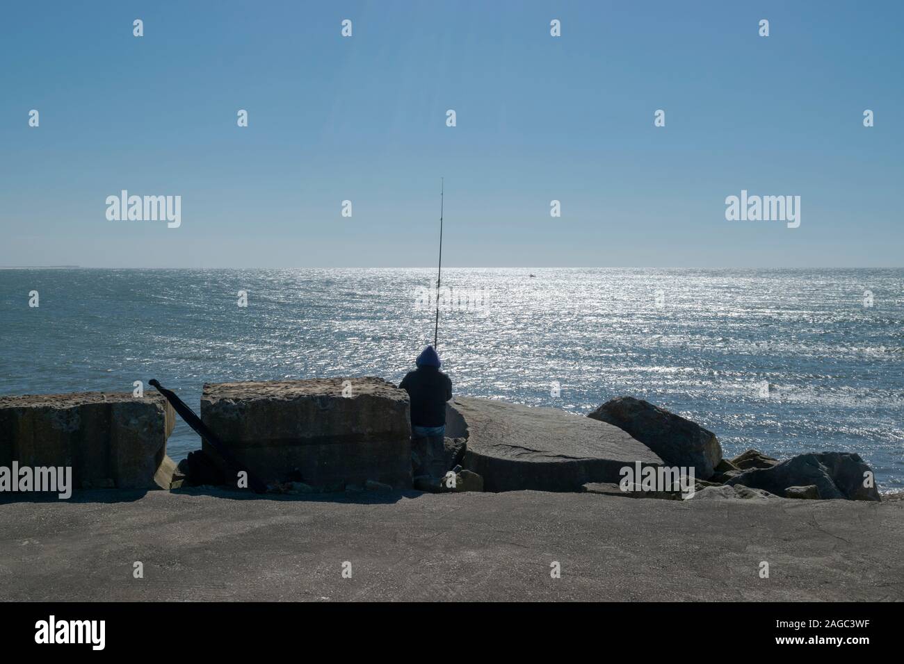 Mann angeln auf dem Damm im Praia da Barra in der Nähe von Aveiro Portugal Stockfoto