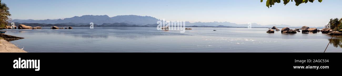 Panoramablick über Serra dos Orgaos aus Catimbau Beach in Insel Paqueta, Rio de Janeiro, Brasilien Stockfoto