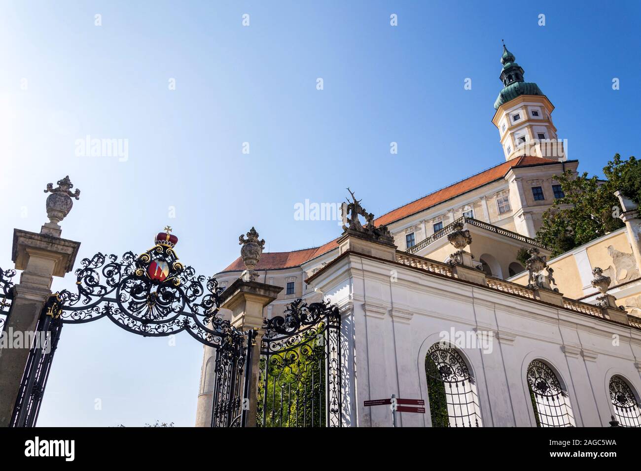 Dietrichstein Wappen über das Tor zu chateau Park vom Schloss Mikulov in Südmähren, Tschechien, sonnigen Sommertag Stockfoto