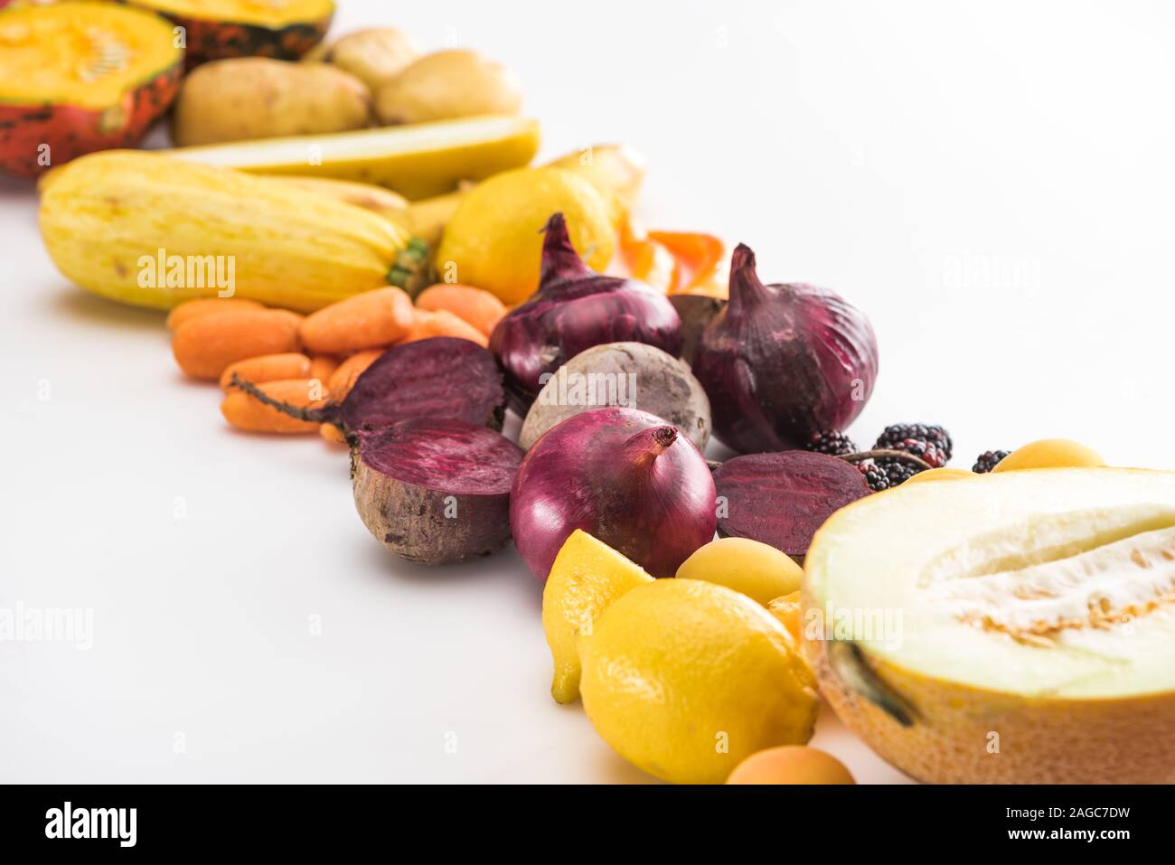 Rote Zwiebeln, rote Beete, Karotten, Zitronen, Zucchini, Melone Hälfte auf weißem Hintergrund Stockfoto