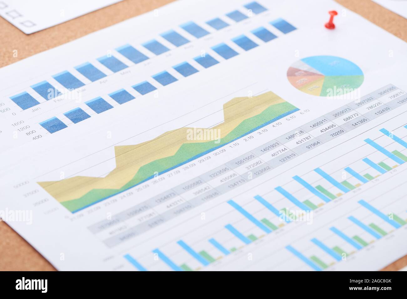 Papier mit Diagrammen auf Kork office Board befestigt Stockfoto