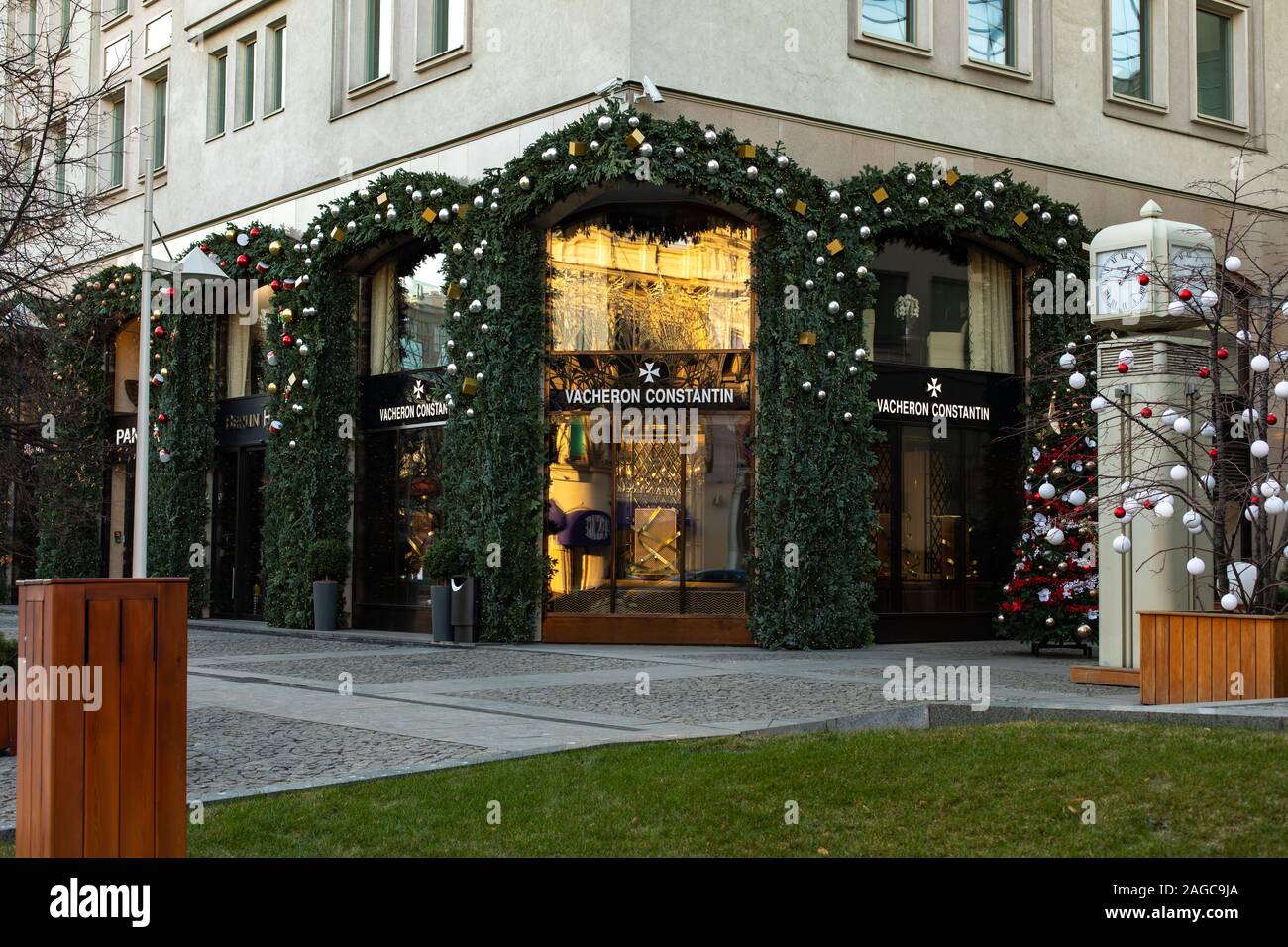Moskau, Russland - Dezember 1, 2019: Schmuck Boutique watch store Vacheron Constantin in Moskau. Verkauf von Luxus Schmuck und Uhren. Weihnachten decoratio Stockfoto