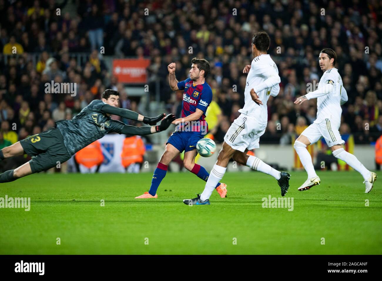 Camp Nou, Barcelona, Katalonien, Spanien. 18 Dez, 2019. Liga Fußball, Barcelona gegen Real Madrid; Sergio Roberto der FC Barcelona hat das Kreuz Weggedrückt von torwart Courtois während La Liga Match el Classic gegen Real Madrid - Redaktionelle Verwendung Credit: Aktion plus Sport/Alamy leben Nachrichten Stockfoto