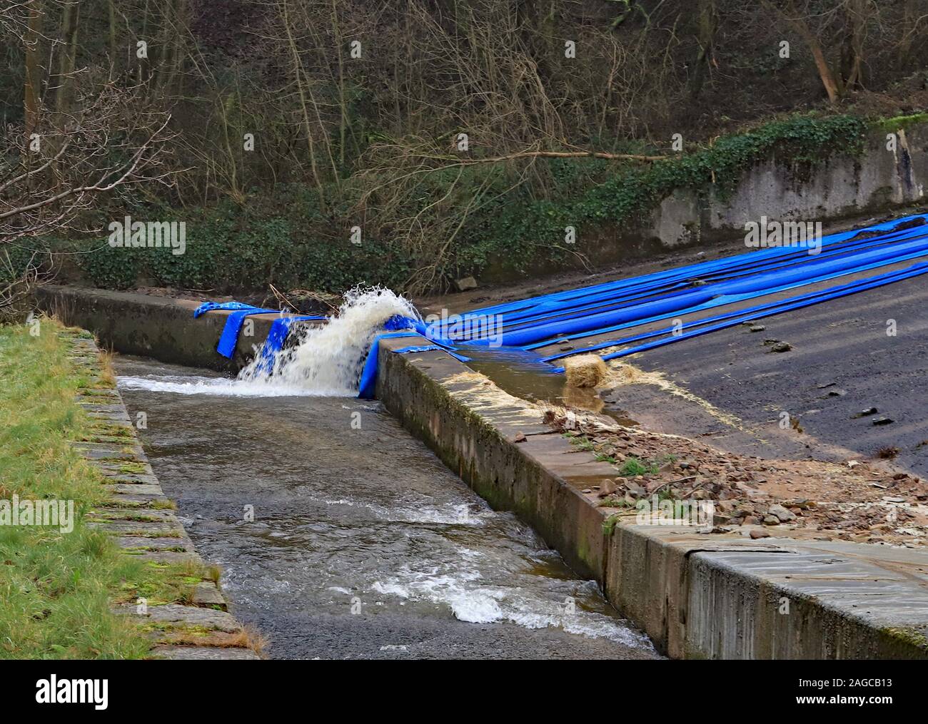 Wasser aus Toddbrook Reservoir an Whaley Bridge gepumpt. Der Behälter ist leer nach einer teilweisen Ausfall der Damm im August 2019 gehalten Stockfoto