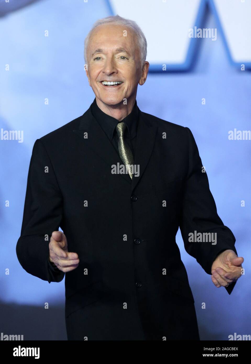 Anthony Daniels die Teilnahme an der Premiere von Star Wars: Der Aufstieg von Skywalker am Vue Leicester Square in London statt. Stockfoto