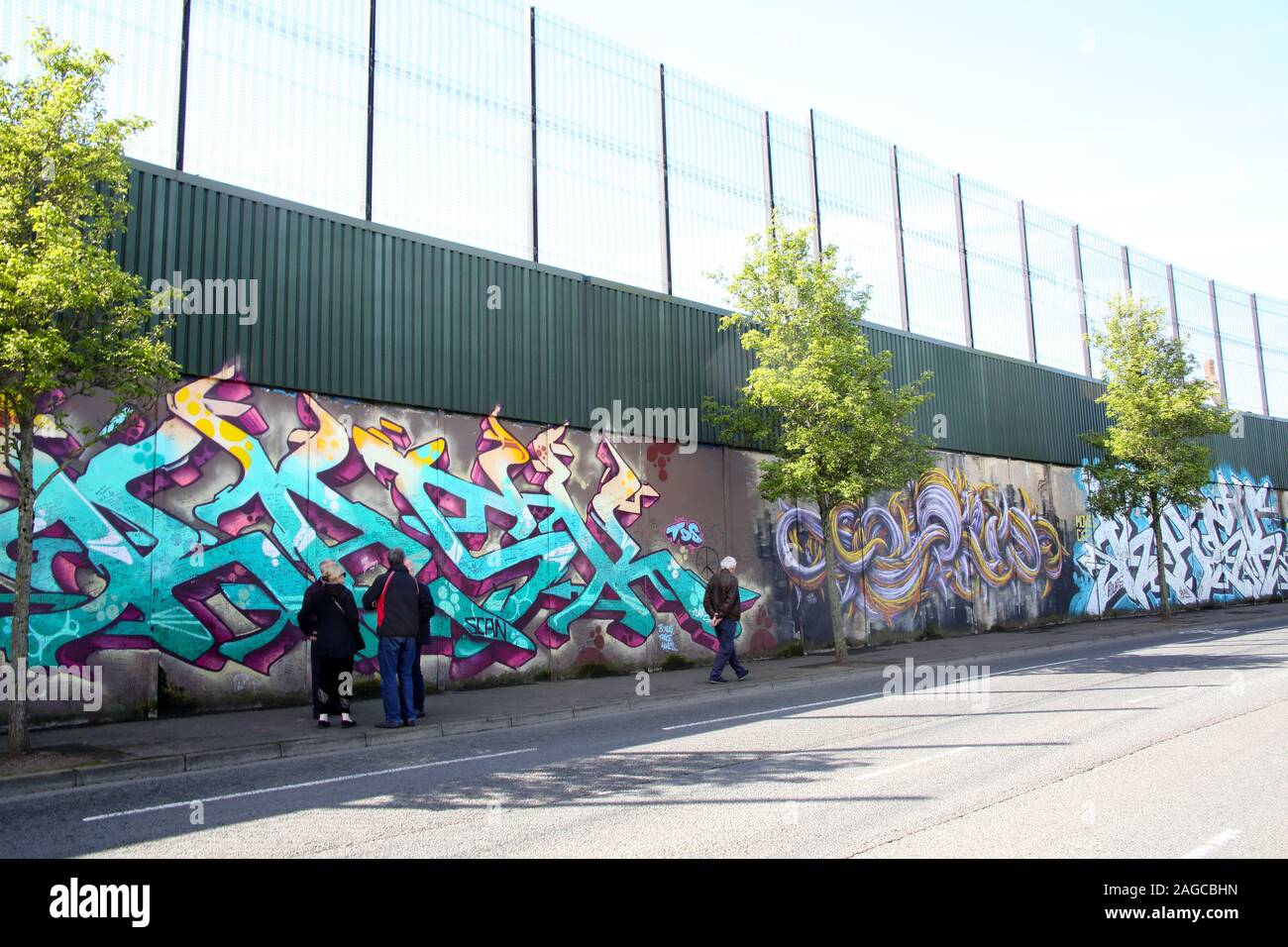 Farbenfrohen Wandmalereien & Graffiti auf Frieden Wand, oder Frieden Linie, entlang Cupar in Belfast. Es ist einer der vielen Trennung Barrieren in Nordirland Stockfoto