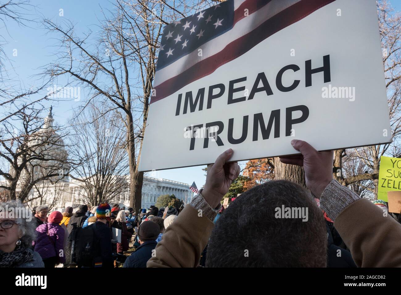 WASHINGTON, DC - DEC. 18, 2019: Einige von Hunderten an der Sammlung die Amtsenthebung von Präsident Donald Trump auf dem US Capitol zu unterstützen am Tag der Abgeordnetenhaus Abstimmung über Artikel Amtsenthebungsverfahren. Stockfoto