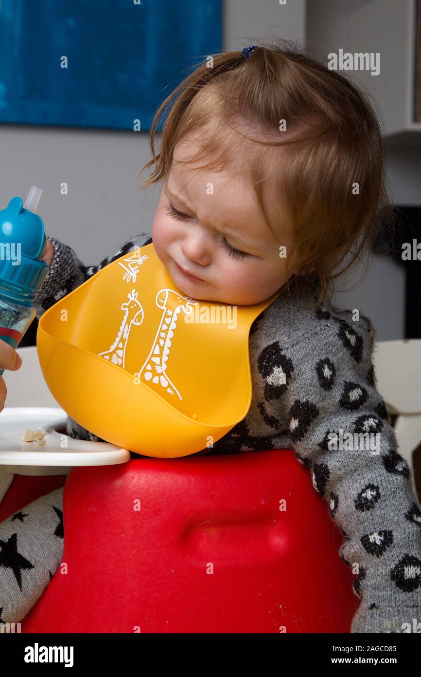 Kleinkind Mädchen essen zunächst Foods UK Stockfoto
