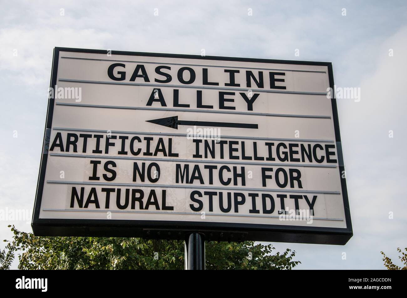 Das humorvolle Zeichen der Benzingasse beim Goodwood Revival. Künstliche Intelligenz ist nicht geeignet für natürliche Dummheit. Komödiantisches Witz-Schild. AI Stockfoto