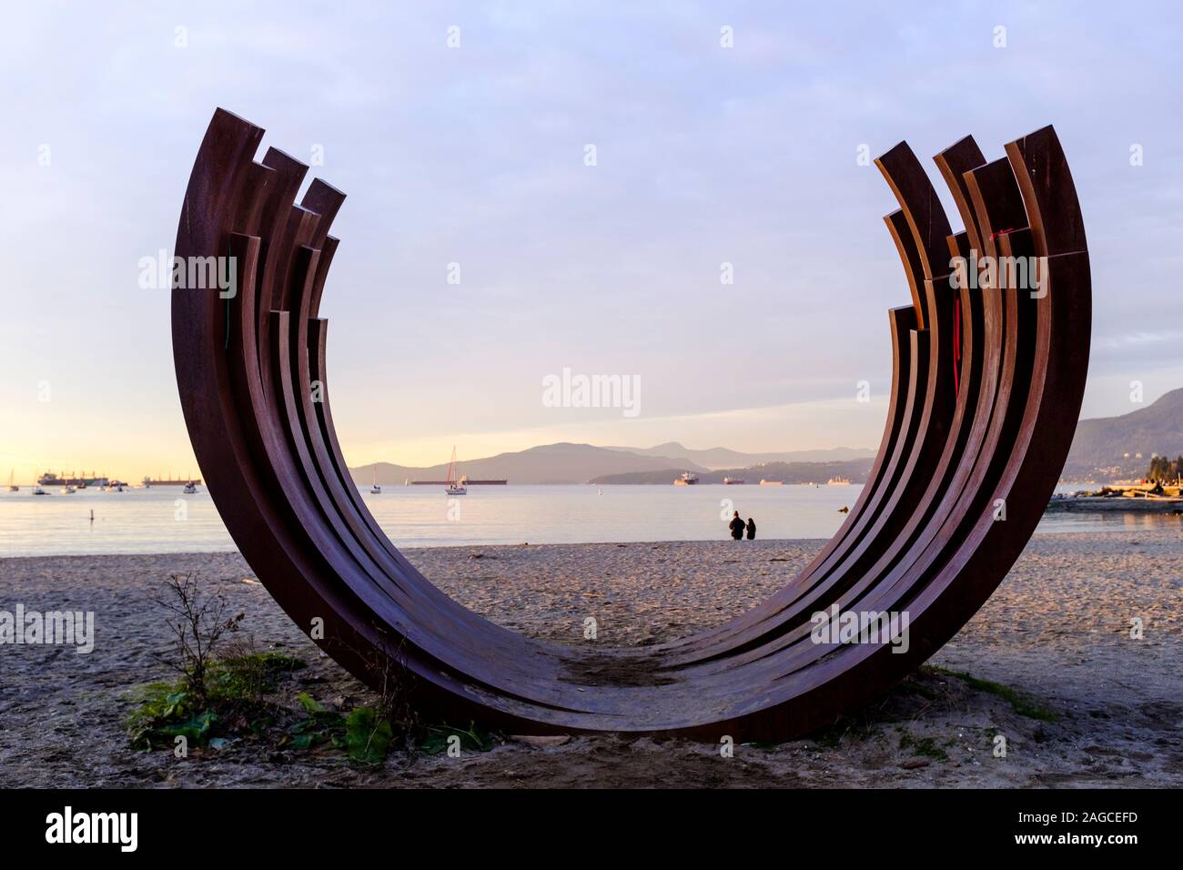 Eine große öffentliche Metallskulptur deutet auf die Form eines Schiffes oder eines Walbeins am Sunset Beach, Vancouver, Kanada, hin Stockfoto