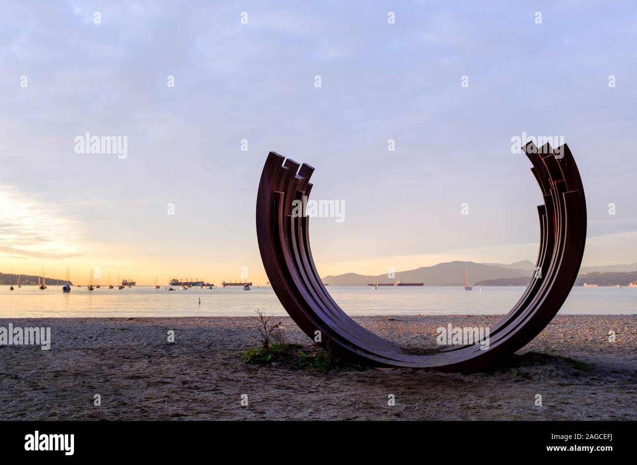 Eine große öffentliche Metallskulptur deutet auf die Form eines Schiffes oder eines Walbeins am Sunset Beach, Vancouver, Kanada, hin Stockfoto
