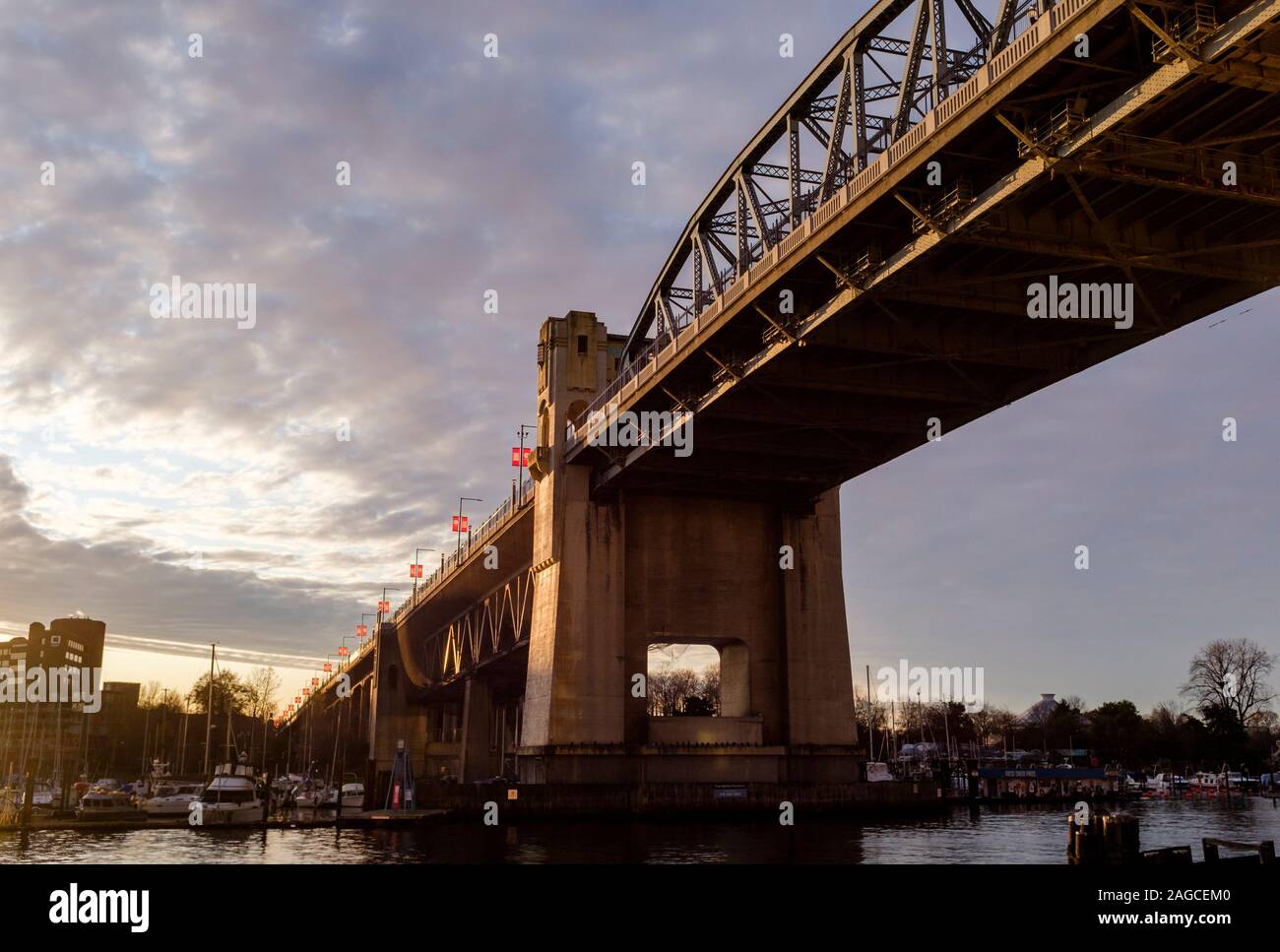 Burrard Street Bridge bei Sonnenuntergang, in Vancouver, British Columbia, Kanada Stockfoto