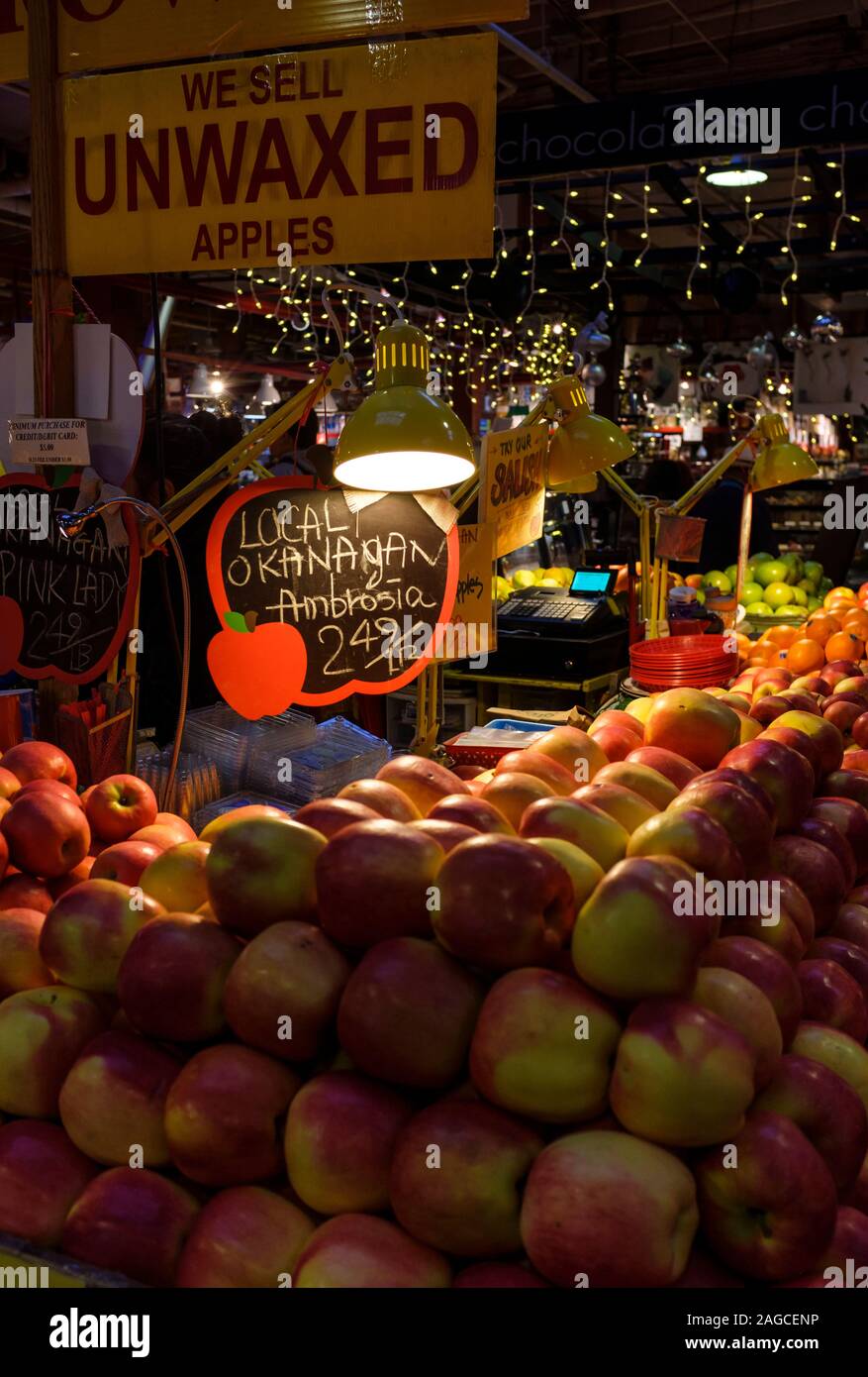 Lokale Äpfel zum Verkauf an einem Stand im Granville Island Public Market in Vancouver, British Columbia. Stockfoto