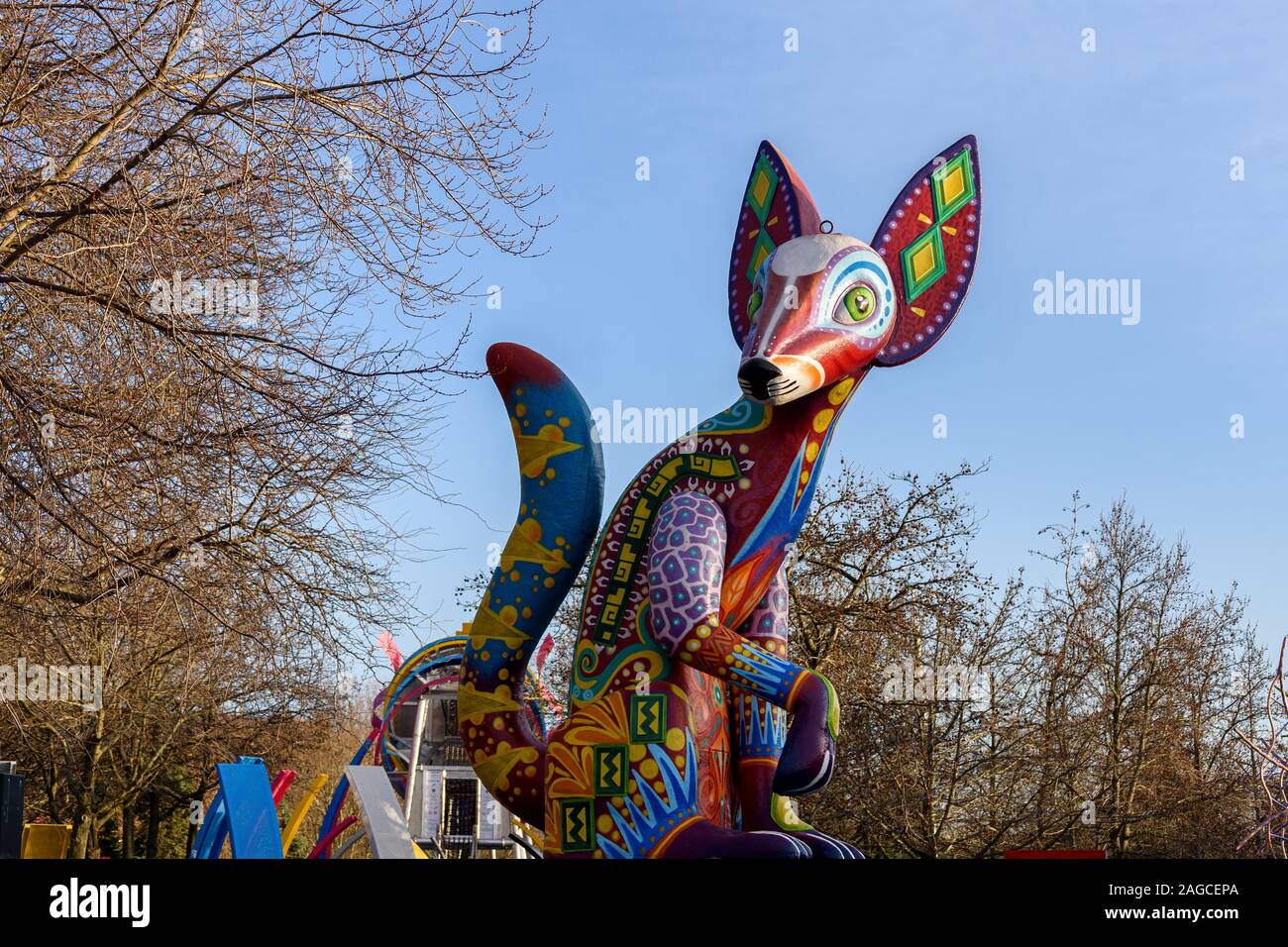 Mexikanischer Volkskunst bunte Skulptur von fantastischen Kreatur namens "Alebrijes" sind in den Parc de la Villette in Paris ausgestellt. Stockfoto