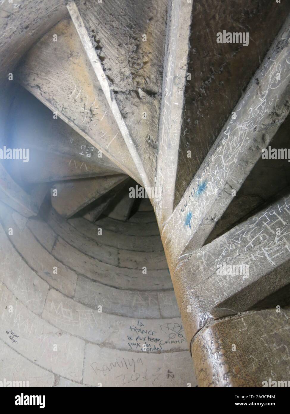 Nahaufnahme eines Abschnitts der steinernen Wendeltreppe, die an der Spitze des Turms an der York Minster in 275 Stufen führt. Stockfoto