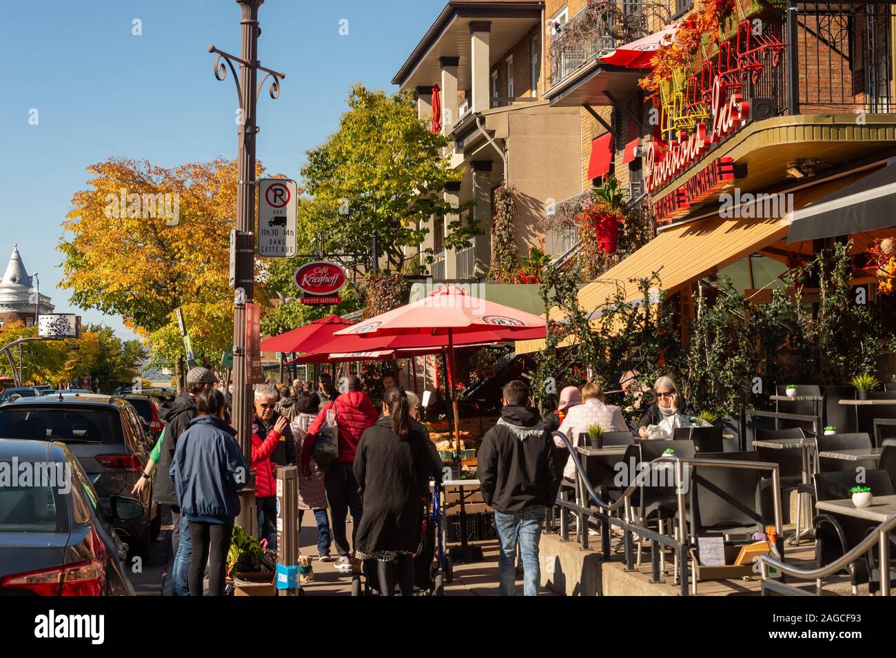Quebec City, CA - 5. Oktober 2019: Menschen zu Fuß auf Cartier Avenue im Montcalm Bezirk Stockfoto