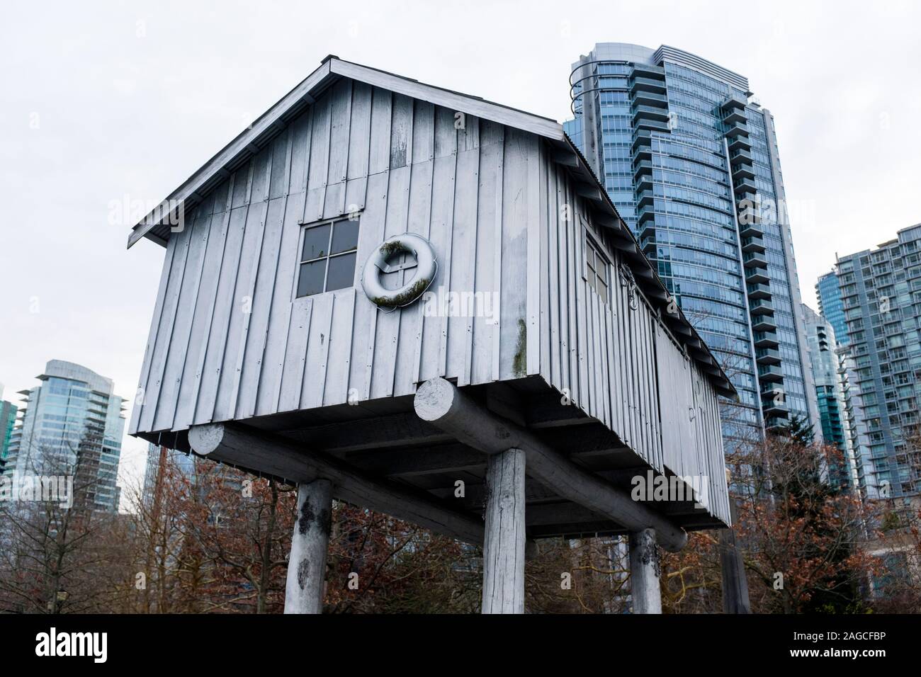 Die Skulptur "LightShed" von Liz Magor auf Coal Harbour, Vancouver, BC Stockfoto