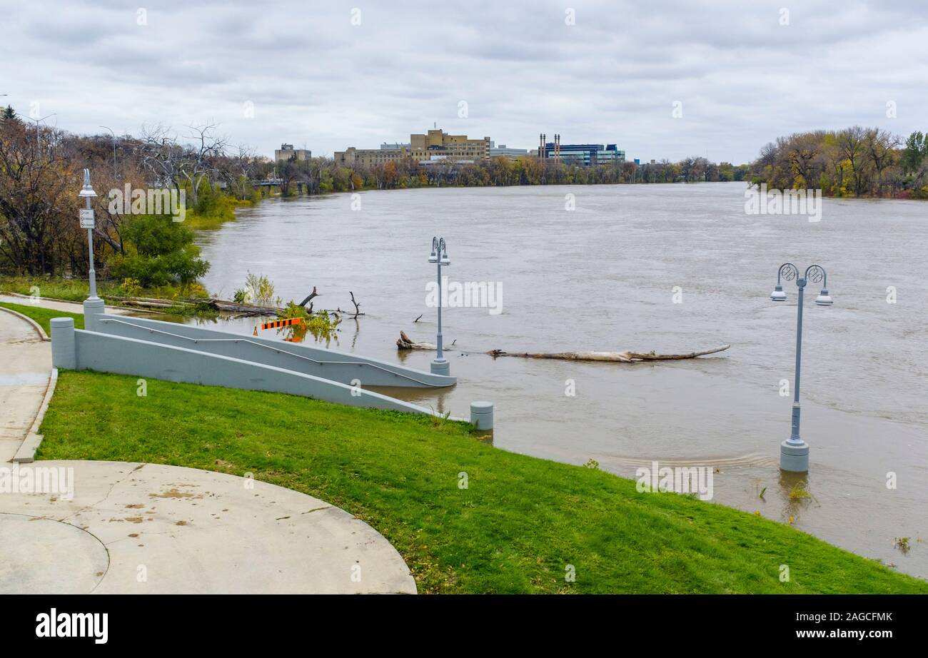 Unseasonal Überschwemmungen entlang des Roten Flusses an der Esplanade Riel Fußgängerbrücke in der Innenstadt von Winnipeg, Manitoba Stockfoto