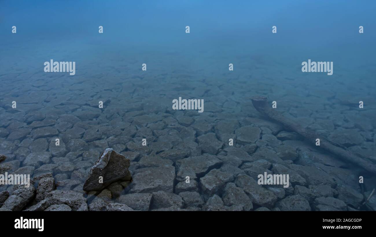 Natürliche Ufer von See mit Mustern von Felsen Stockfoto