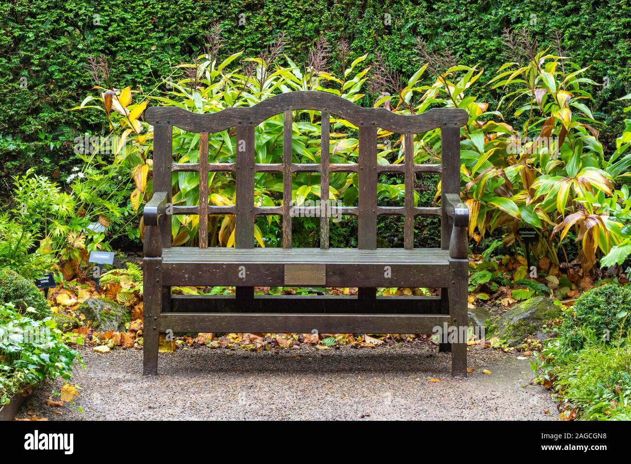 Holz- Sitz. Details an der RHS Harlow Carr Gärten, Harrogate, North Yorkshire Stockfoto